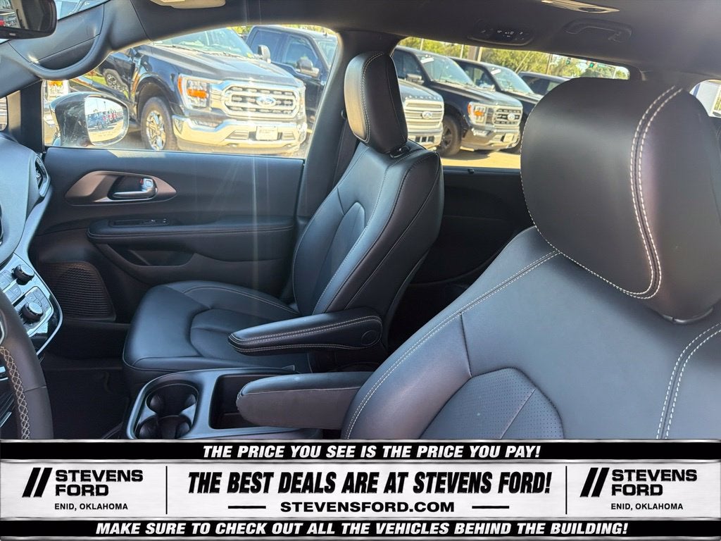 2025 Chrysler Pacifica Select