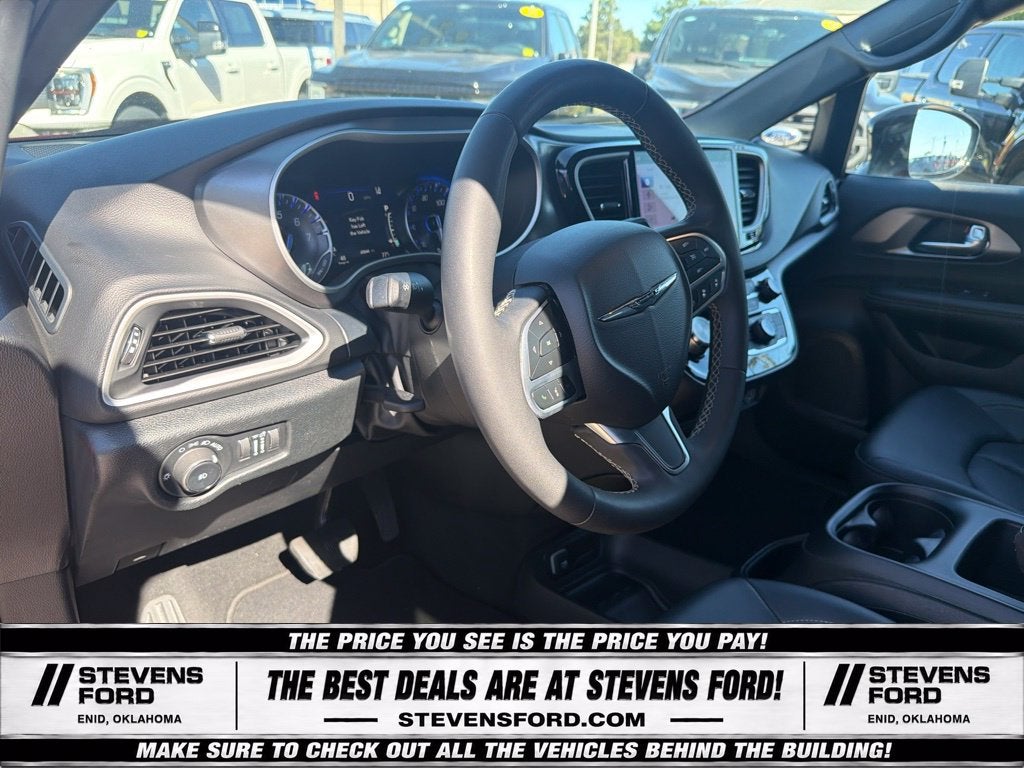2025 Chrysler Pacifica Select