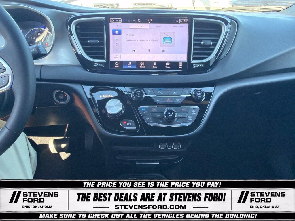 2025 Chrysler Pacifica Select
