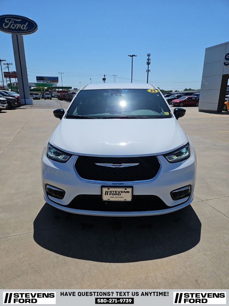 2025 Chrysler Pacifica Select