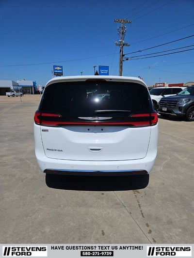 2025 Chrysler Pacifica Select