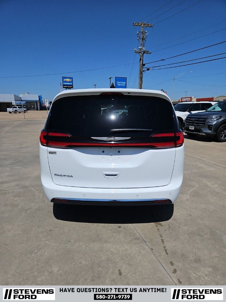 2025 Chrysler Pacifica Select