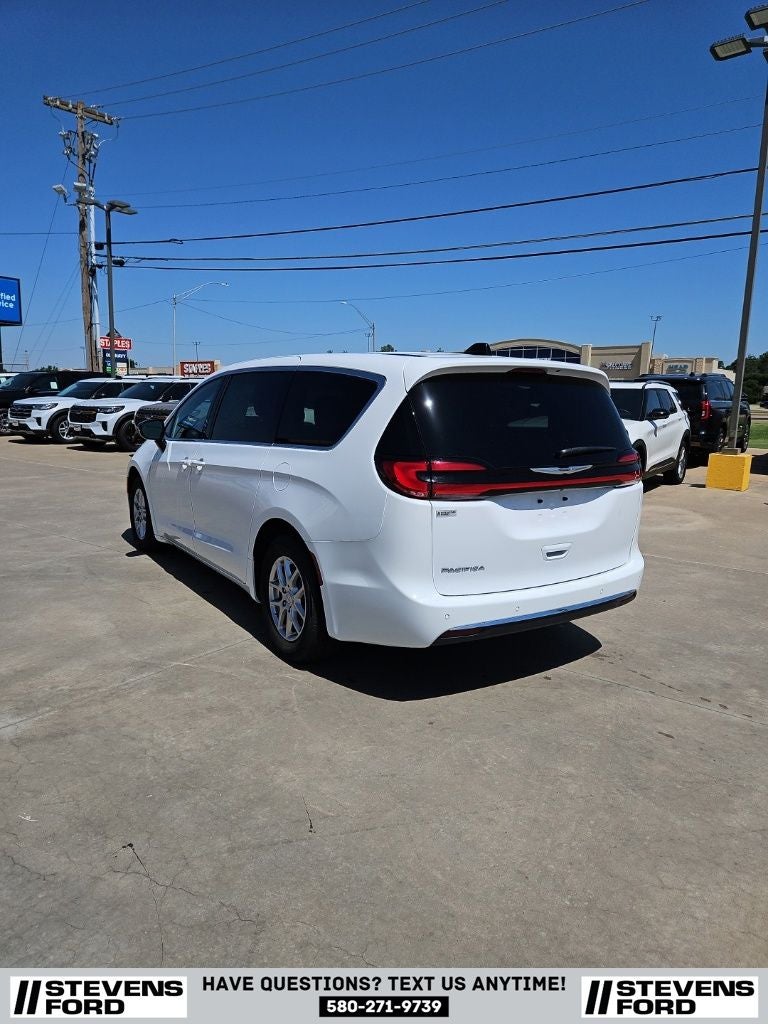 2025 Chrysler Pacifica Select