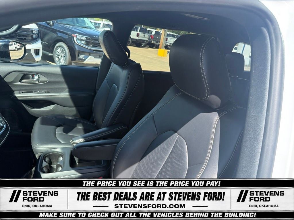 2025 Chrysler Pacifica Select