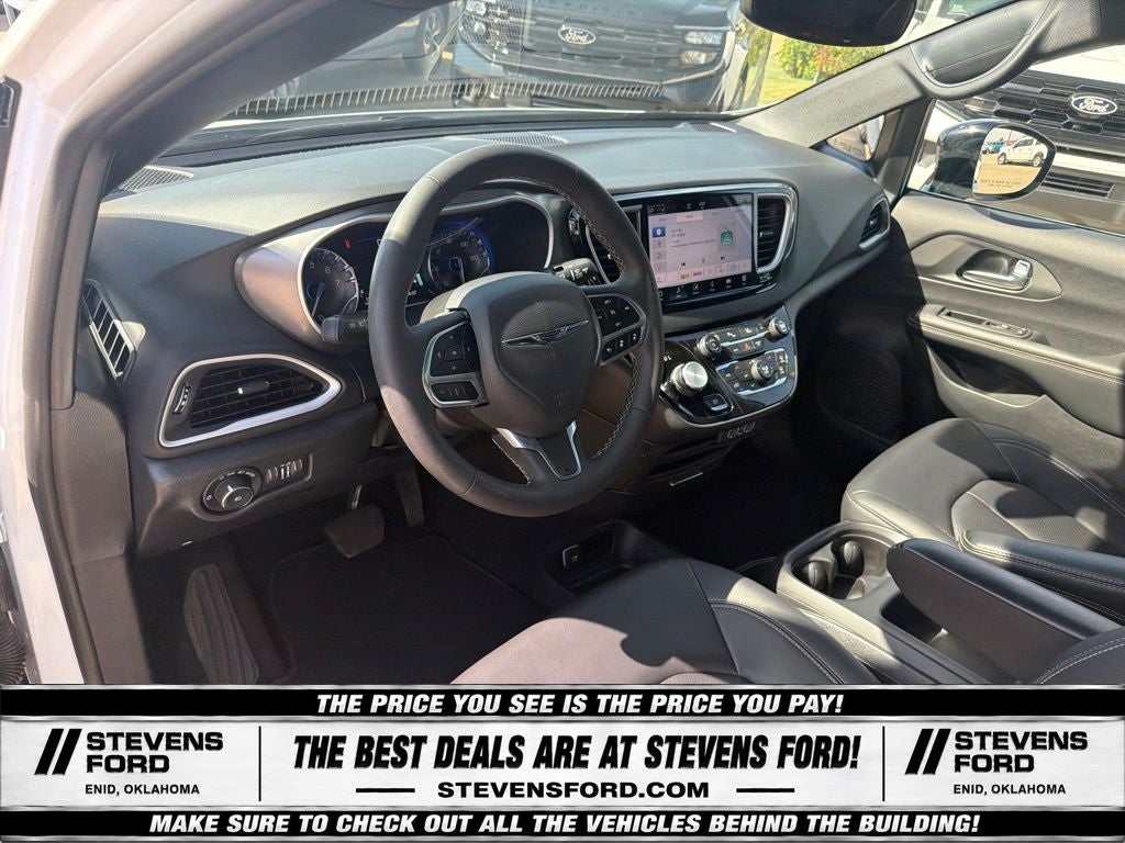 2025 Chrysler Pacifica Select