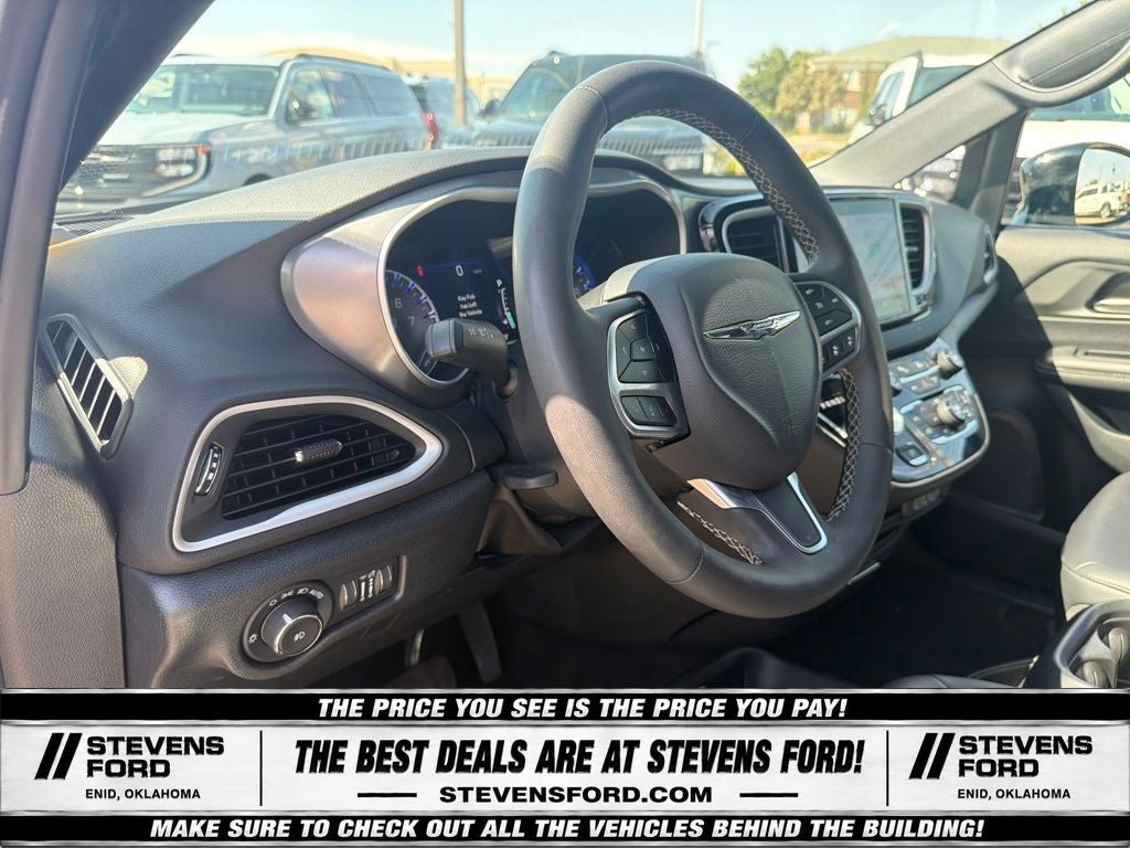 2025 Chrysler Pacifica Select