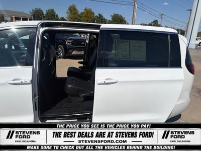2025 Chrysler Pacifica Select