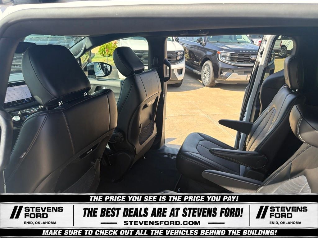 2025 Chrysler Pacifica Select