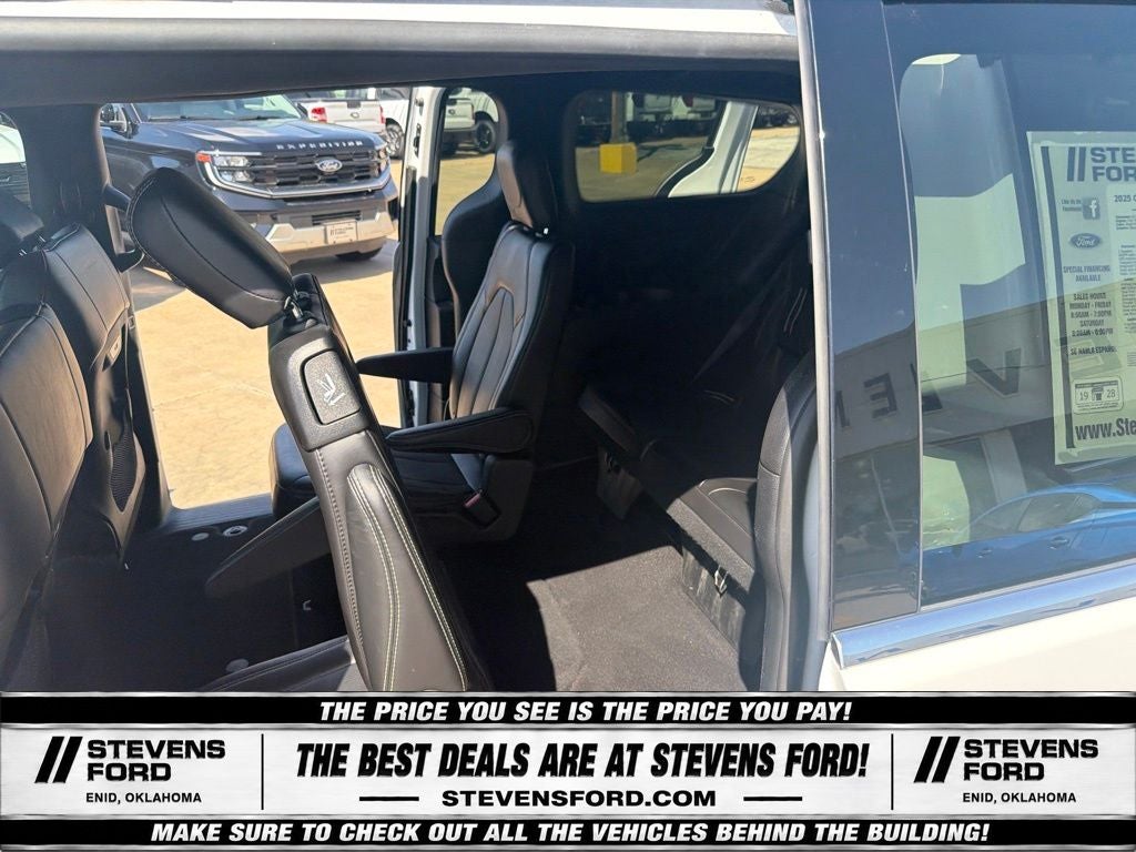 2025 Chrysler Pacifica Select