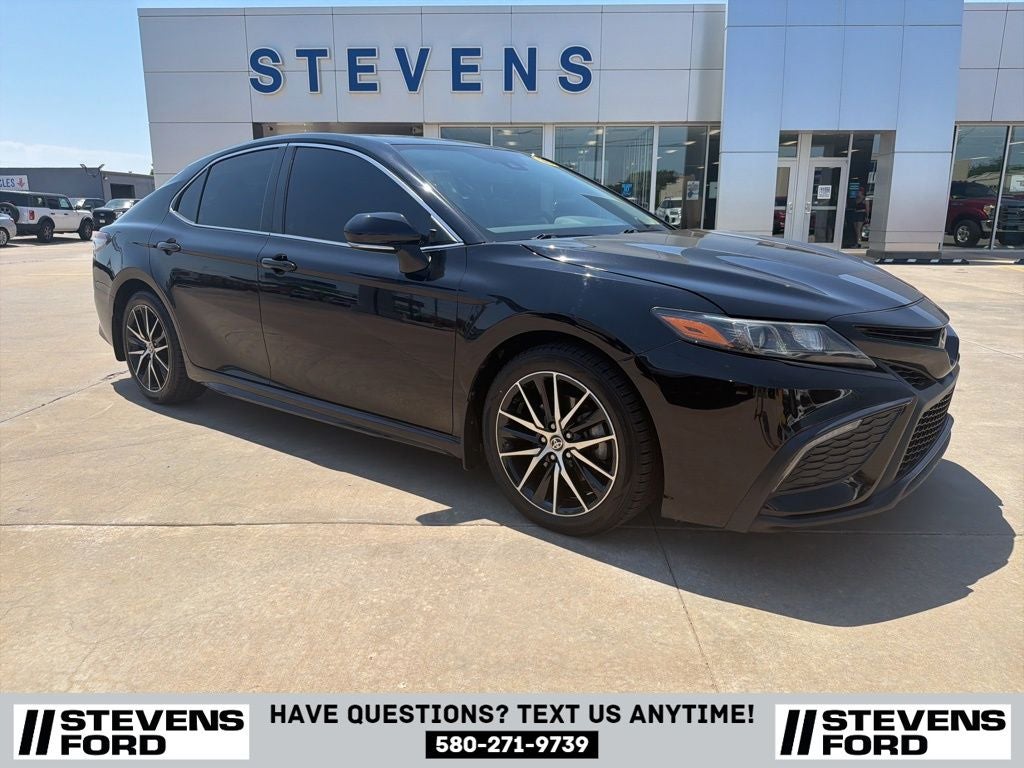 2023 Toyota Camry SE's photo
